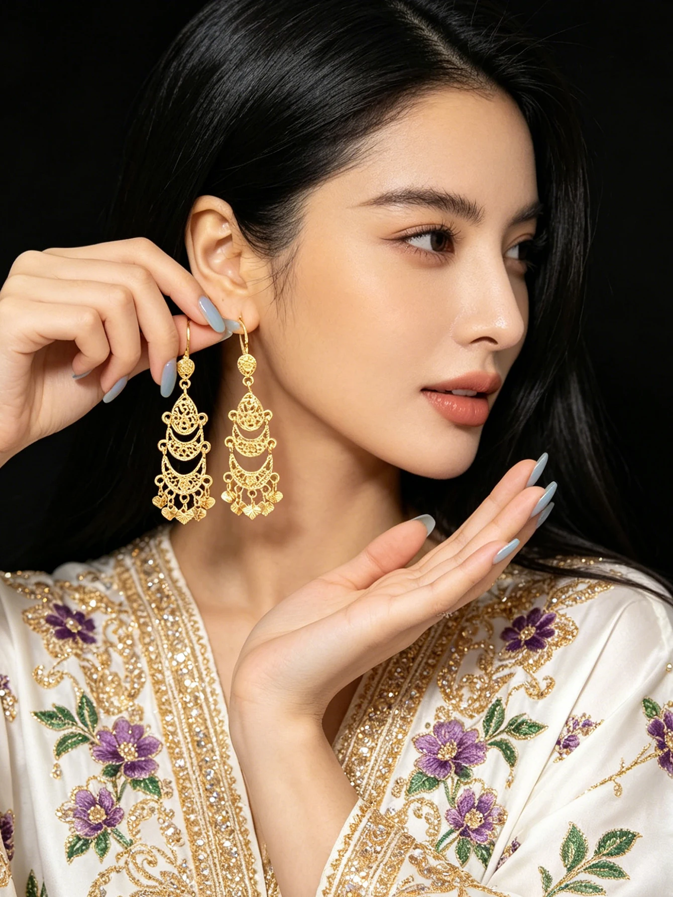 1 Pair of Vintage Court-Style Women's Earrings, Moon-Shaped Hollow Carving with Heart-Shaped Tassel Pendants, Jewelry Earrings for Arab Women for Weddings and Festivals