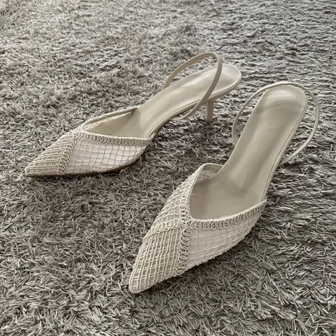 2026 패션 속이 빈 메쉬 직조 브랜드 펌프스 여성용 편안한 포인티드 토 얕은 굽 하이힐 샌들 우아한 얇은 굽 디자이너 슈즈