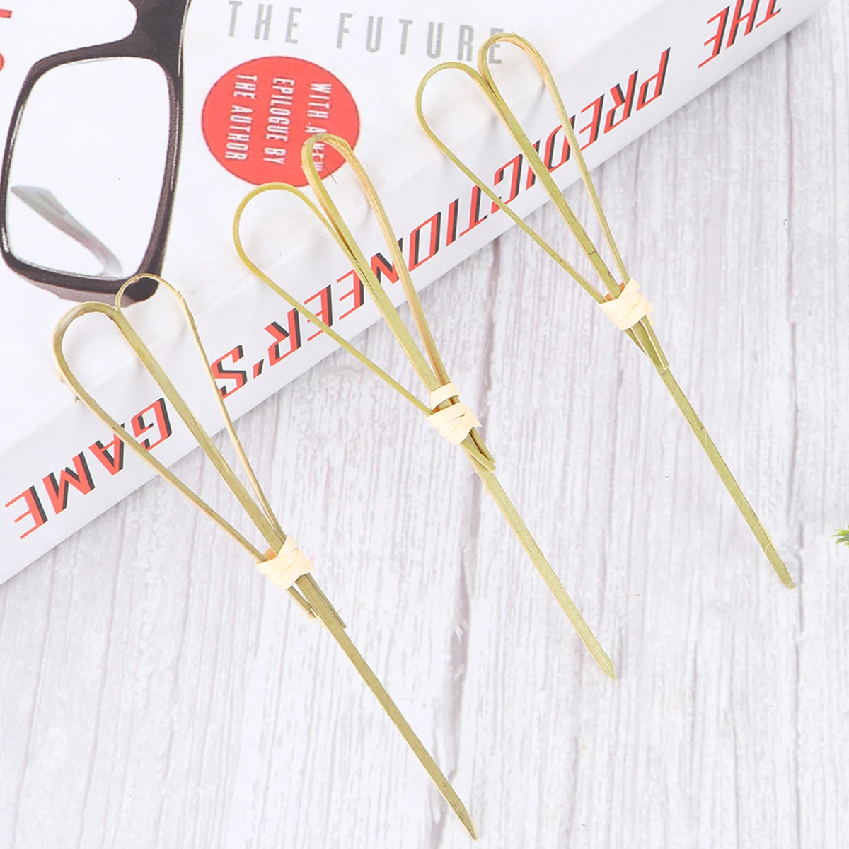 

100 Pcs Cocktail Picks Bamboo Fruit Sticks Scissors Shaped Elegant Handmade Disposable Wooden Picks for Bar KTV