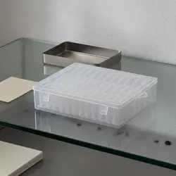 Caja plástica transparente con compartimentos para gatos y perros
