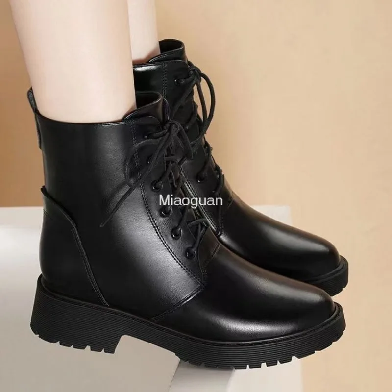 Botas de nieve informales Chelsea para mujer, zapatos tobilleros con plataforma de tacón medio de diseñador, piel cálida, cuero negro para motocicleta, invierno 2024