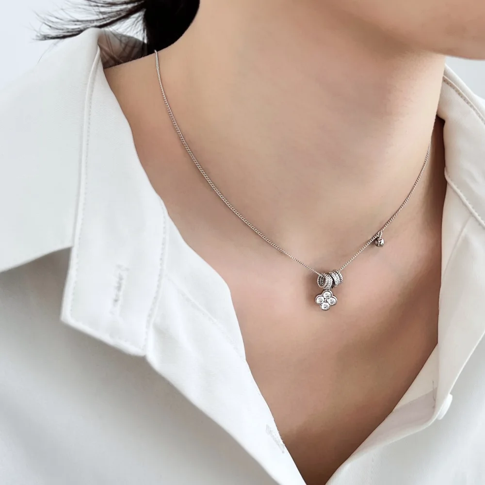 

New S925 silver necklace with a female design sense, niche, light luxury, clover fashion, exquisite pendant