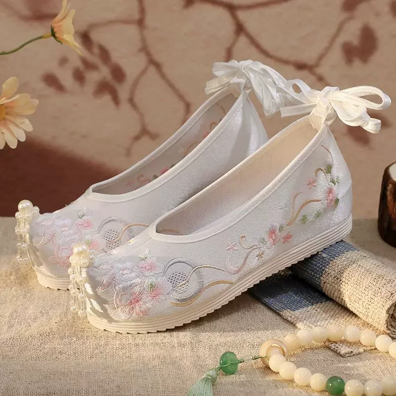 

Women Cheongsam Hanfu Shoes Pearl Tassels Flower Embroidery Cloth Shoes Lady Chinese Style Ancient Fairy Cosplay Wedding Shoes