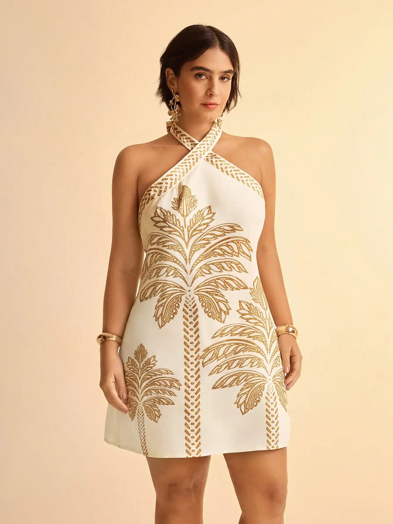 

Мини-платье с завязками на шее и золотистым принтом в виде пальм, легкое, летний стиль