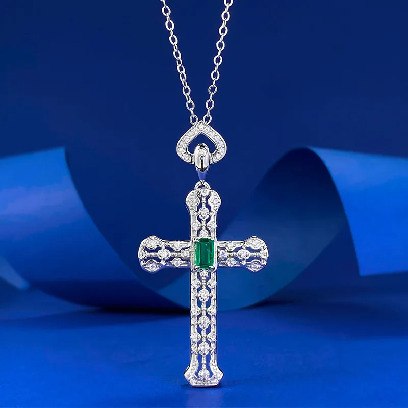 

S925 silver European and American new French retro style 3 * 5mm simulated emerald cross pendant, fashionable and versatile