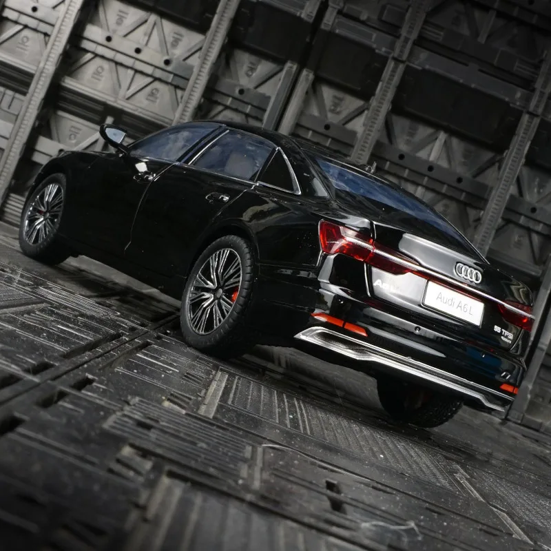 1:24 modelo de carro em liga Audi A6L, portas e capô do motor, porta-malas pode ser aberto, presente de carro de brinquedo para meninos