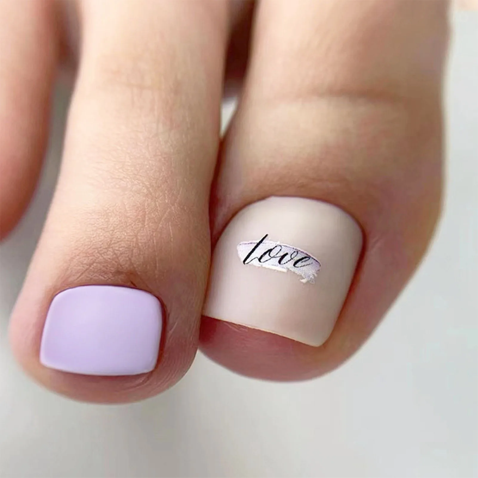 Juego de manicura para mujer y niña, set de uñas postizas con diseño de flores y borde blanco francés, color rosa