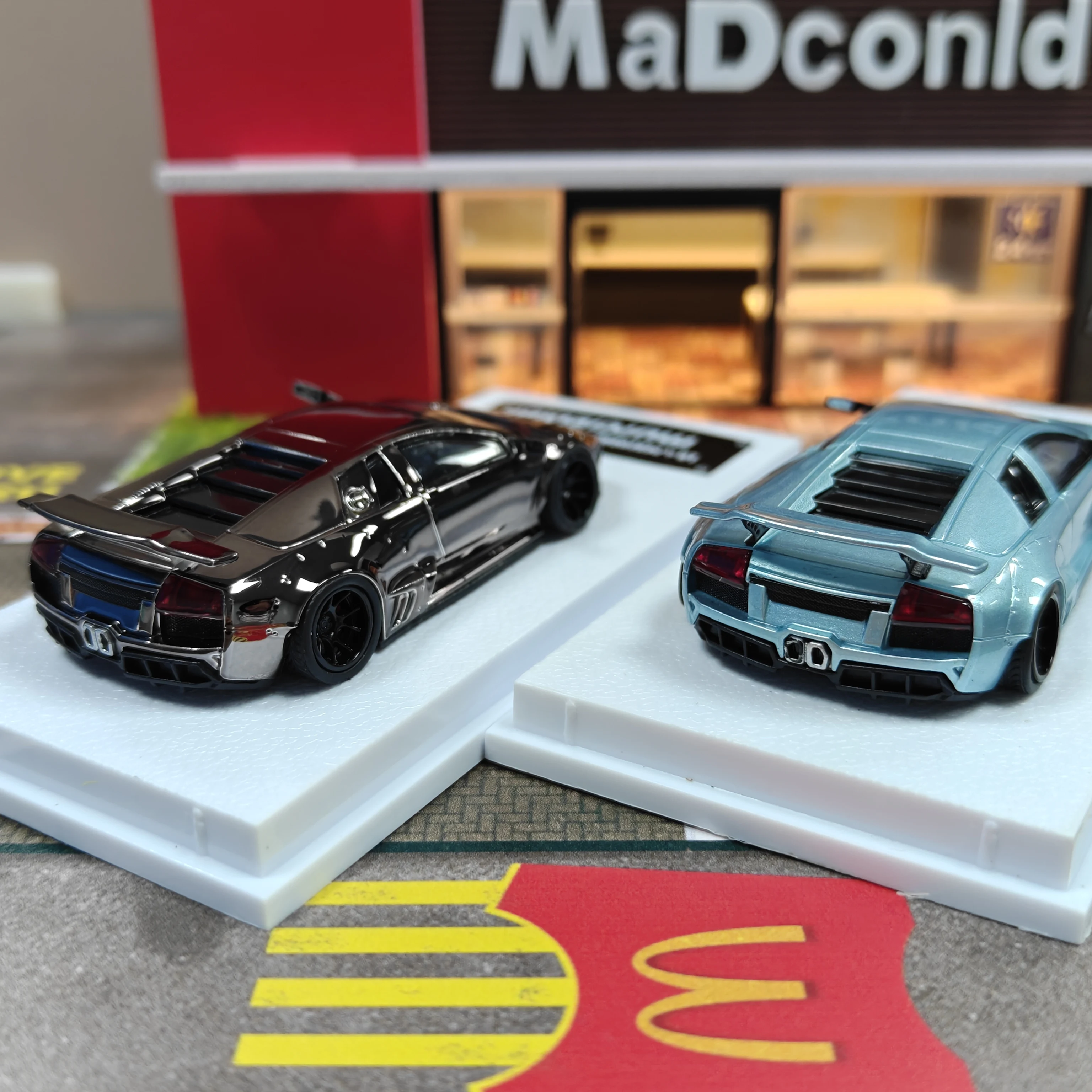 مجموعة هدايا نموذج سيارة من راتينج افينتادور من LB Performance