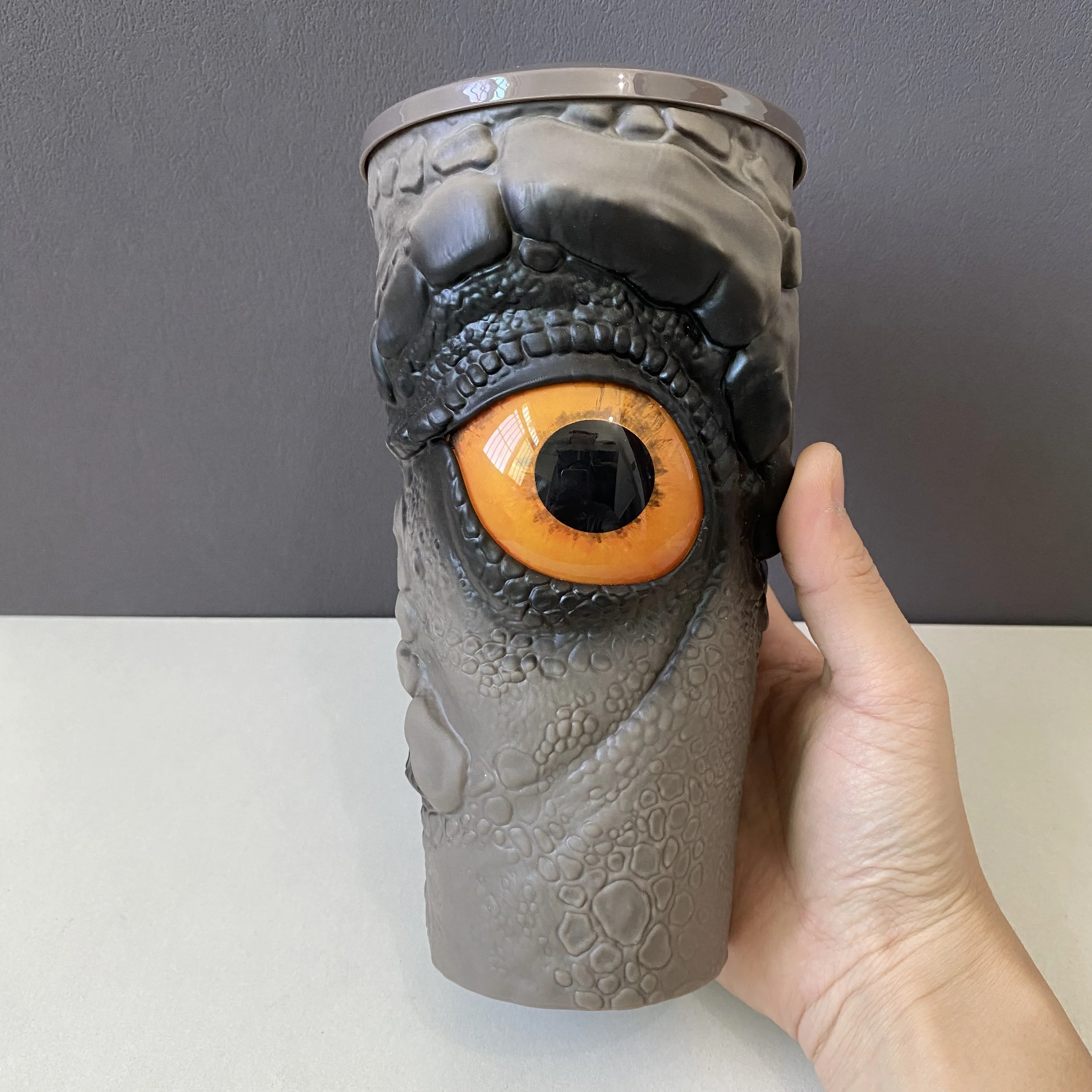 

Сувенирная фигурка/игрушка/модель/декоративный элемент из пластика в виде динозавра из фильма Universal Studios "Dinosaur Blockbuster Movie"