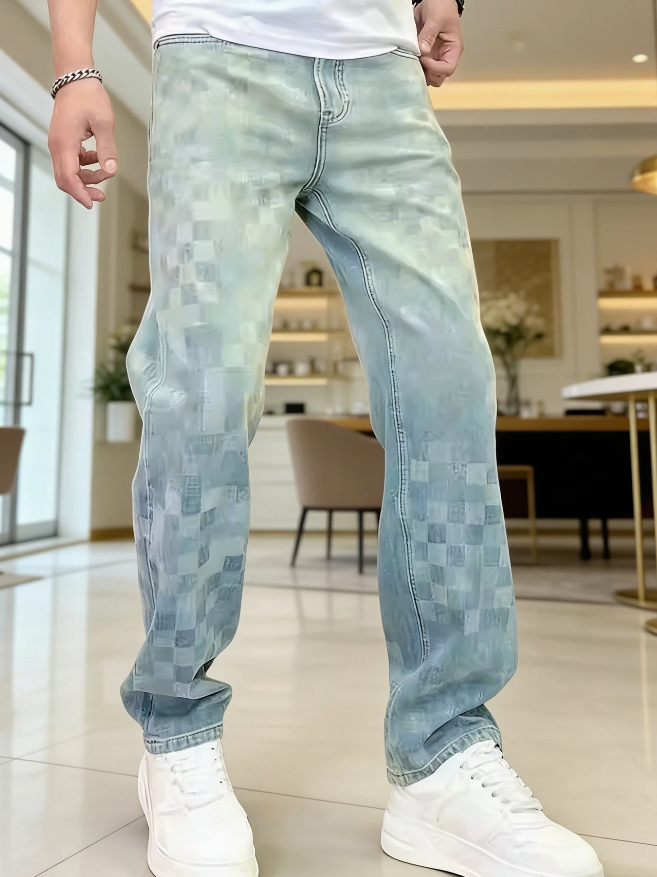 

Минималистичные мужские джинсы с темным жаккардовым узором, с эффектом деликатной стирки, сдержанные, но стильные.