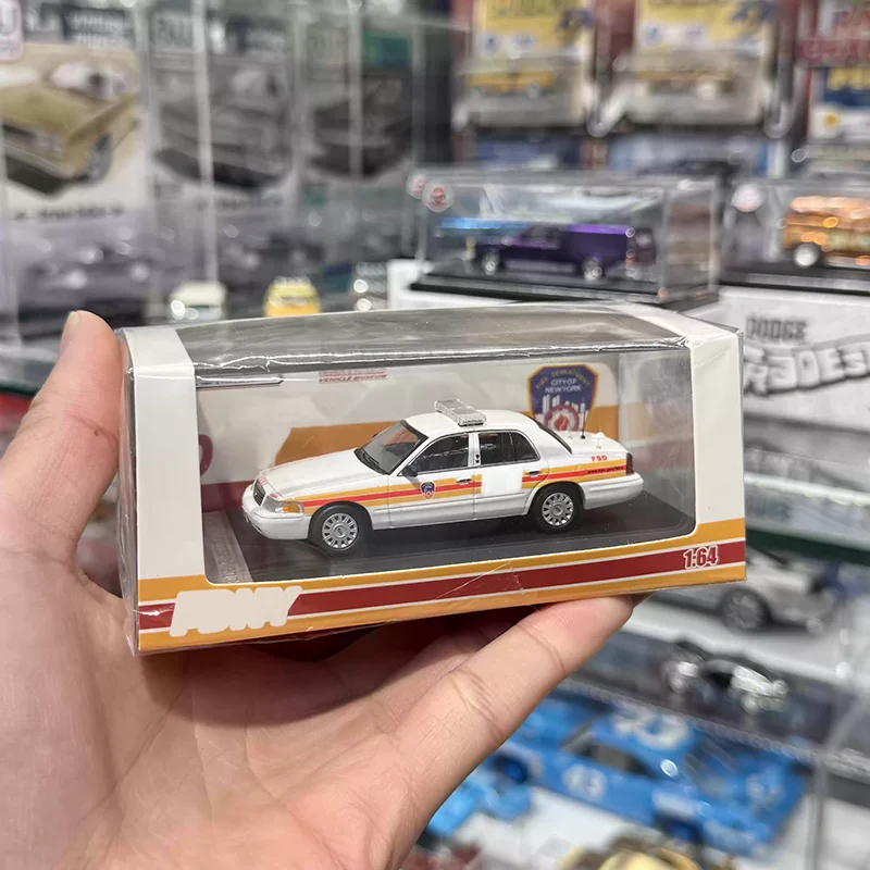 

Коллекционная модель автомобиля Crown Victoria MK & GOC из литого сплава, масштаб 1:64, статическая декоративная фигурка, подарок, игрушка