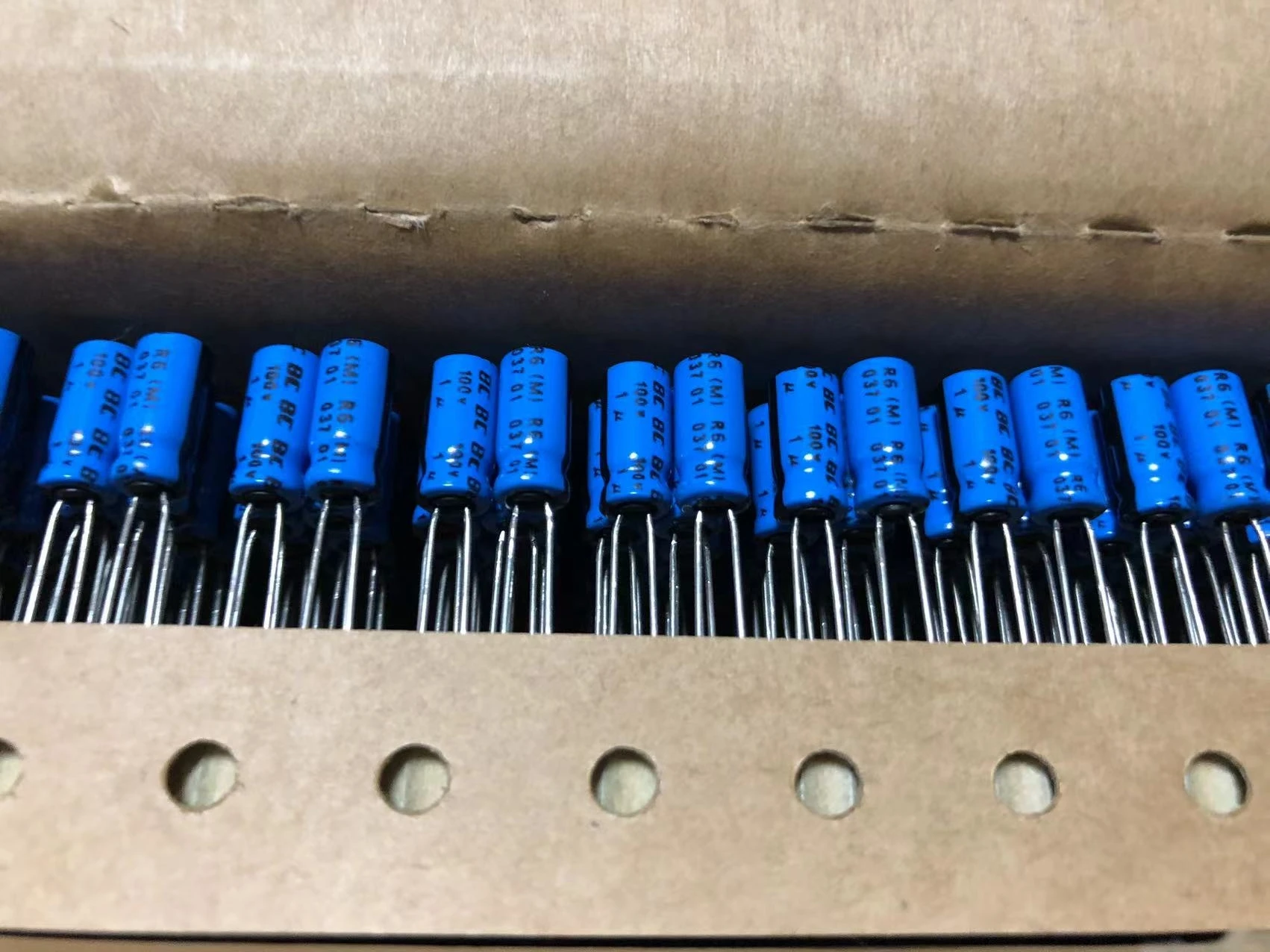 

2024 100PCS NEW Holland BC standard 037 series 1uF/100V electrolytic capacitor (original bag packaging) 100v1uf