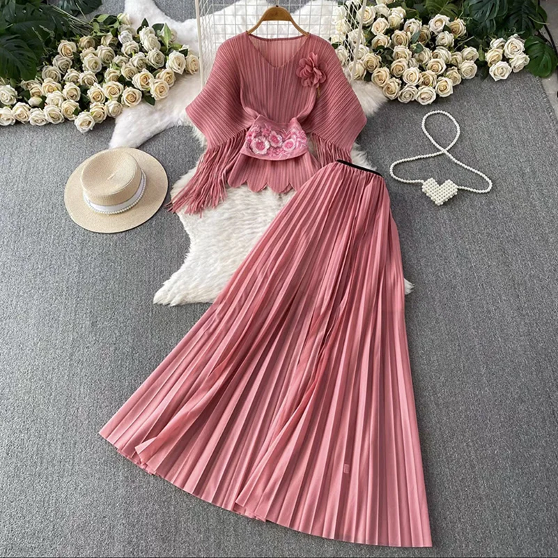 Conjunto de 2 piezas para mujer, rosa empolvado, con falda plisada, cuello en V, manga con flecos acampanados, broche floral, dobladillo festoneado y bolso cruzado, ideal para vacaciones.