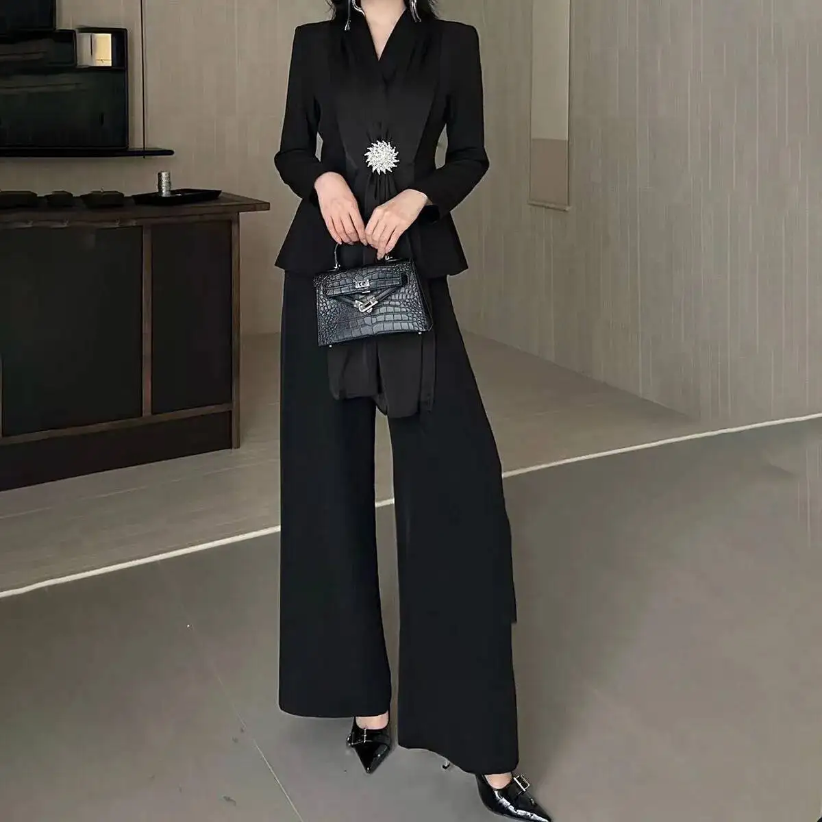 

KWTX Solid-color Scarf Collar Design With A Slimming Waist. 2025 Spring New Style. High-quality Loose Long-sleeved Suit Set.