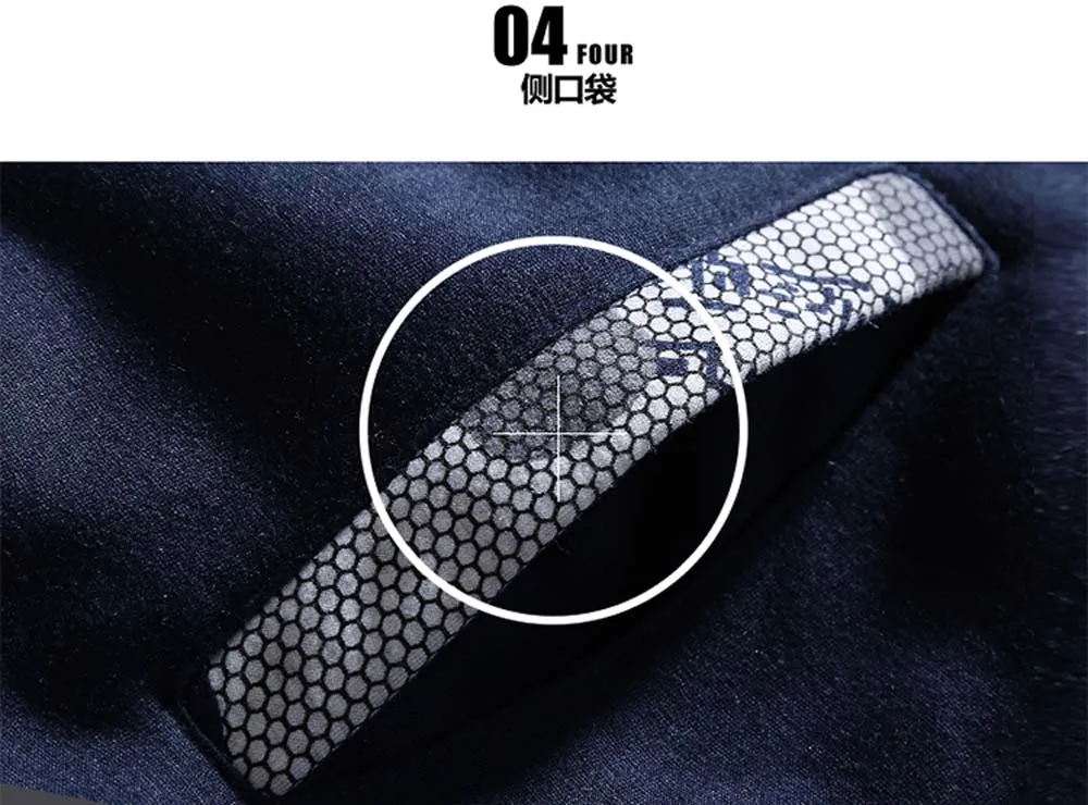 Sweat à capuche d’anime Attack on Titan en polaire pour homme en denim bleu foncé, doté d’une bande de poche en mesh hexagonale aux tons argentés distinctifs.