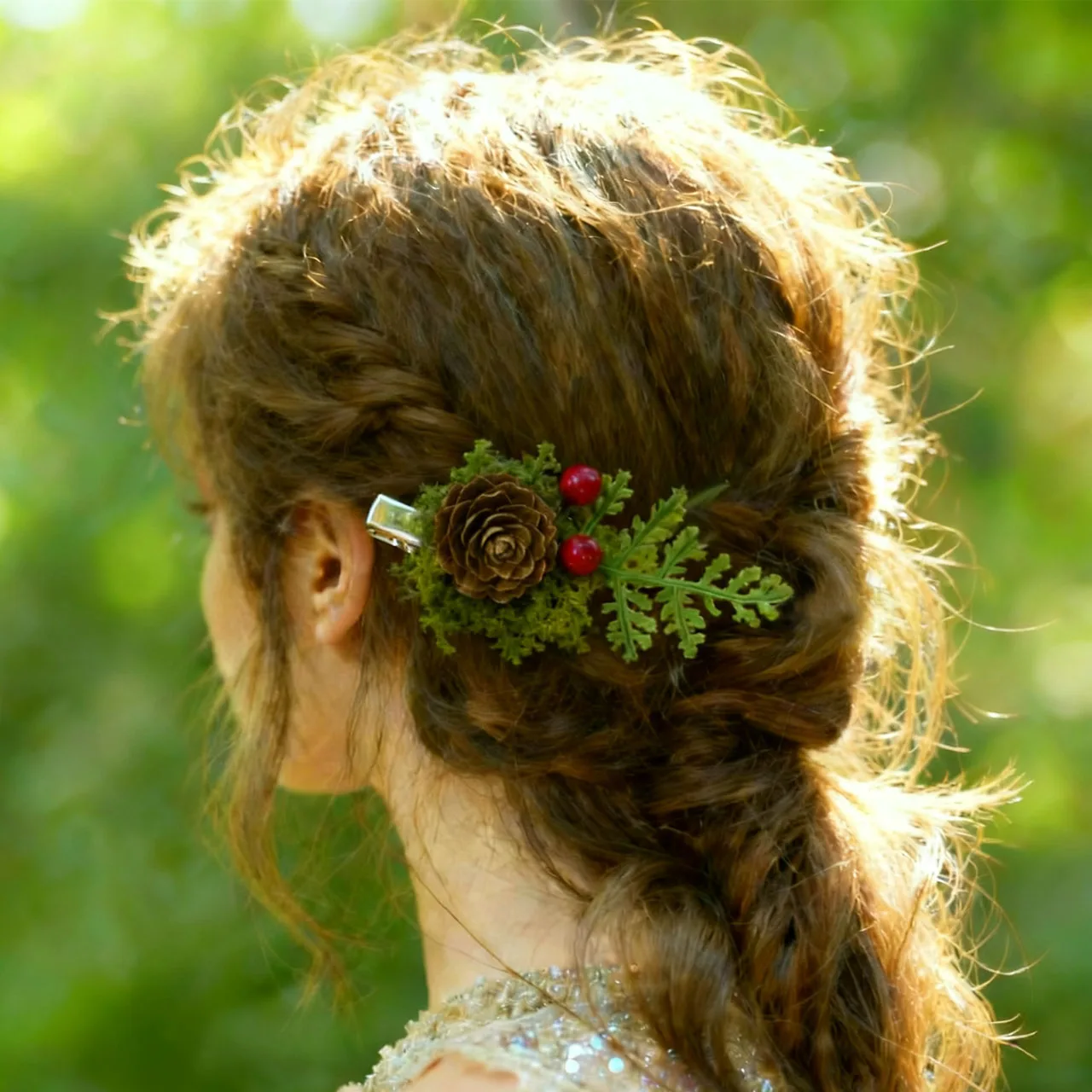 Fermaglio per capelli e spilla Woodland Fairy Pinecone 2 in 1, fermaglio in stile foresta rustica con bacche rosse e foglie verdi