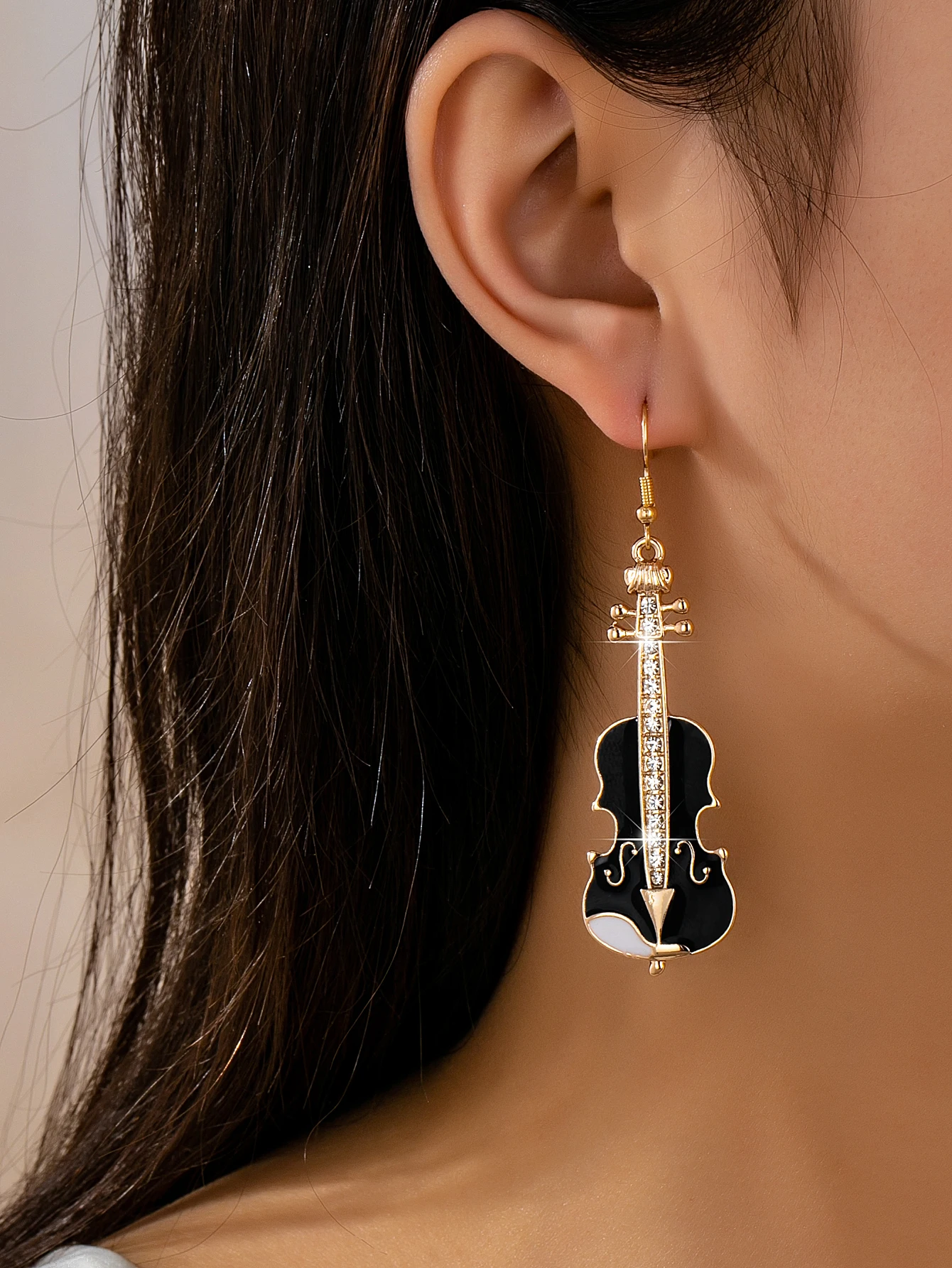 1 Pair of Fashionable, Light Luxury, Romantic, and Elegant Niche Art-Style Violin Earrings for Women, Featuring Black and White Imitation Enamel Filling and Rhinestone String Design, Suitable as a Gift for Women Who Are Music Enthusiasts, and Can Be Worn at Concerts, Art Exhibitions, and Artistic Fairs