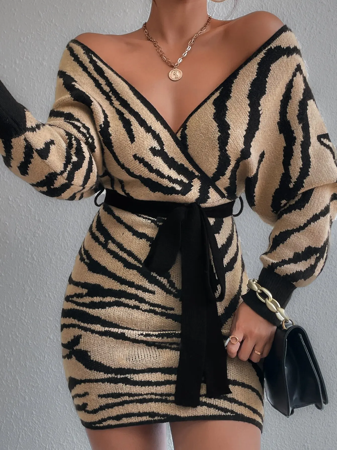 

Вязаное платье с открытыми плечами и поясом с принтом зебры, облегающее мини-платье с длинными рукавами для осени и зимы