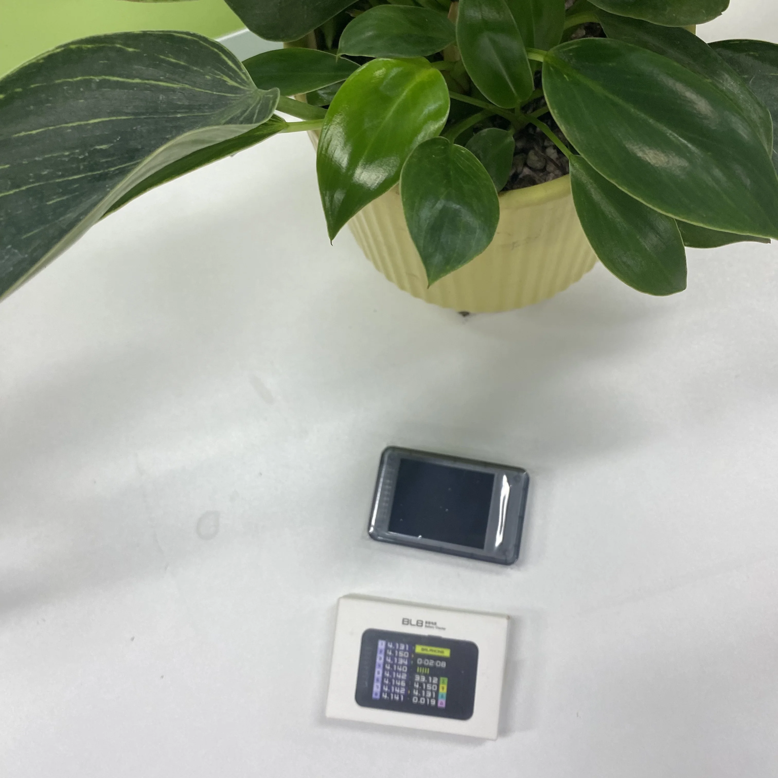 

ISDT BG-18S Smart Battery Cell Tester with Voltage Alarm 2.4" Color IPS Screen Multi-Type Support Capacity Display & Compact