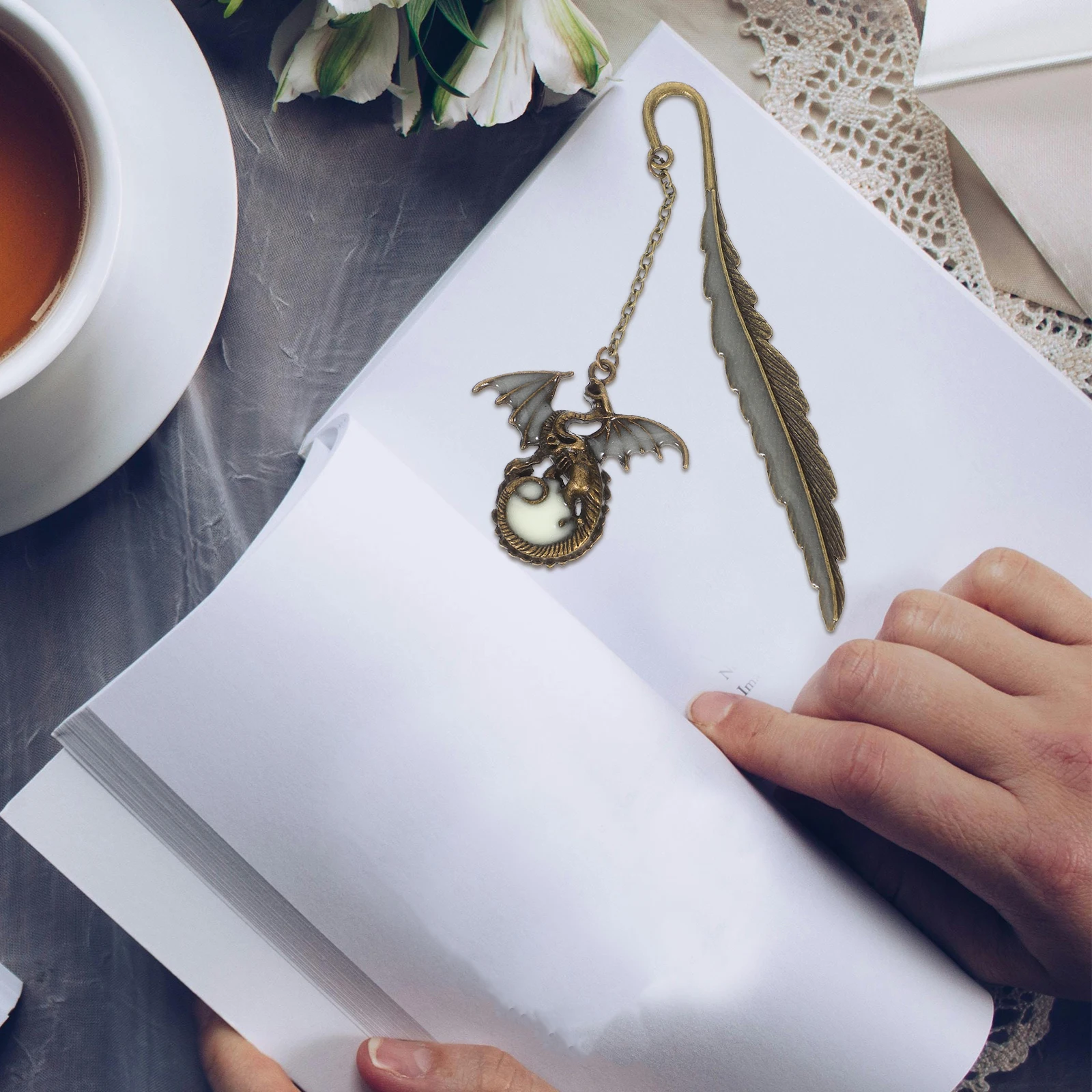 

2pcs Night Glow Bookmark Vintage Metal Pendant With Dragon Star Design Hook Grip For Book Lovers Reading Accessories Iron