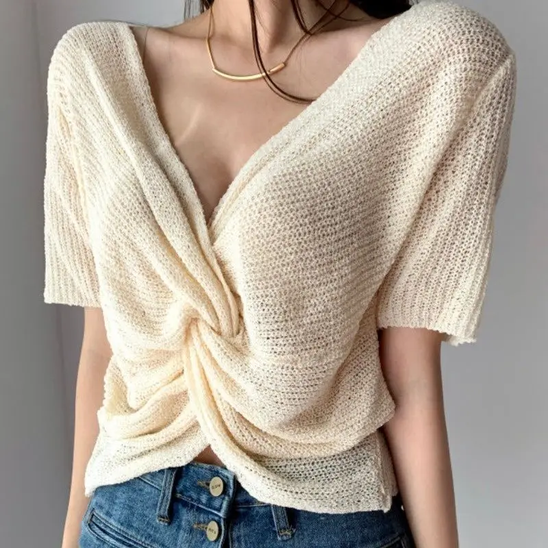 تصميم ريترو متماسك على شكل حرف V مع سترة علوية عصرية بأكمام قصيرة من الأمام والخلف مكونة من قطعتين