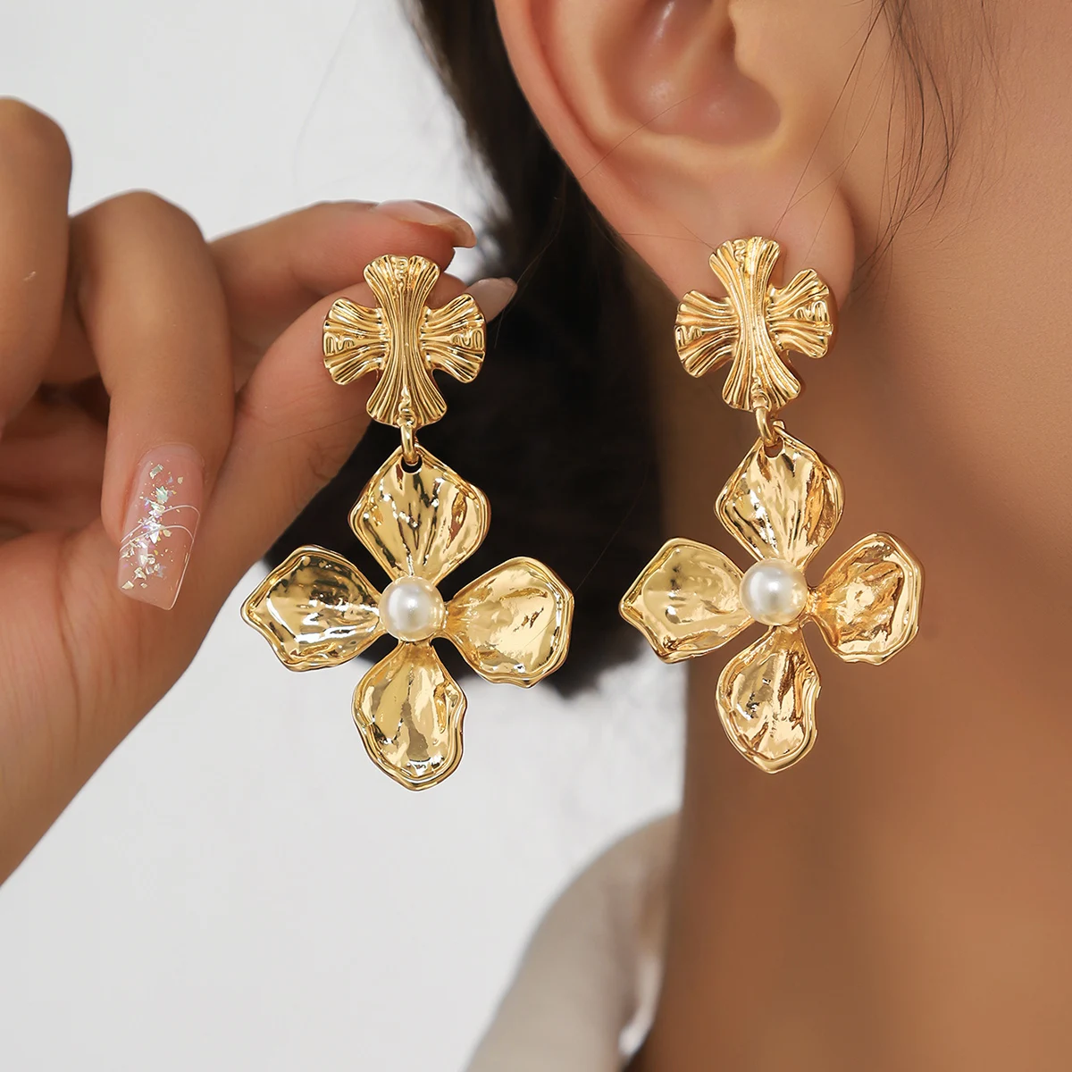 Creative retro heavy industry earrings for women, luxurious and high-end. Geometric styles with imitation pearl flowers and conc