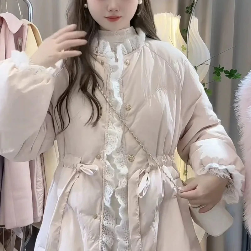 

Этот модный и теплый пальто с очаровательным светским дизайном. Свободный длинный кружевной дизайн с рюшами. Молодежный модный пуховик.