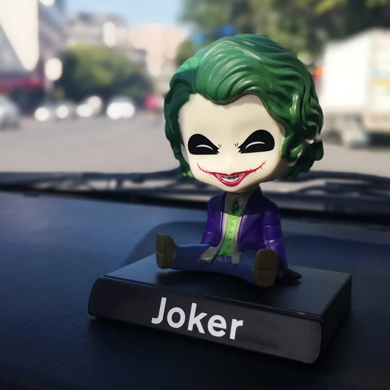 Nuovi giocattoli caldi Marvel The Avengers Joker Car Scuotendo la testa Bambola Interni auto Kawaii Ornamento da tavolo Bobble Head Giocattoli per bambini Regali