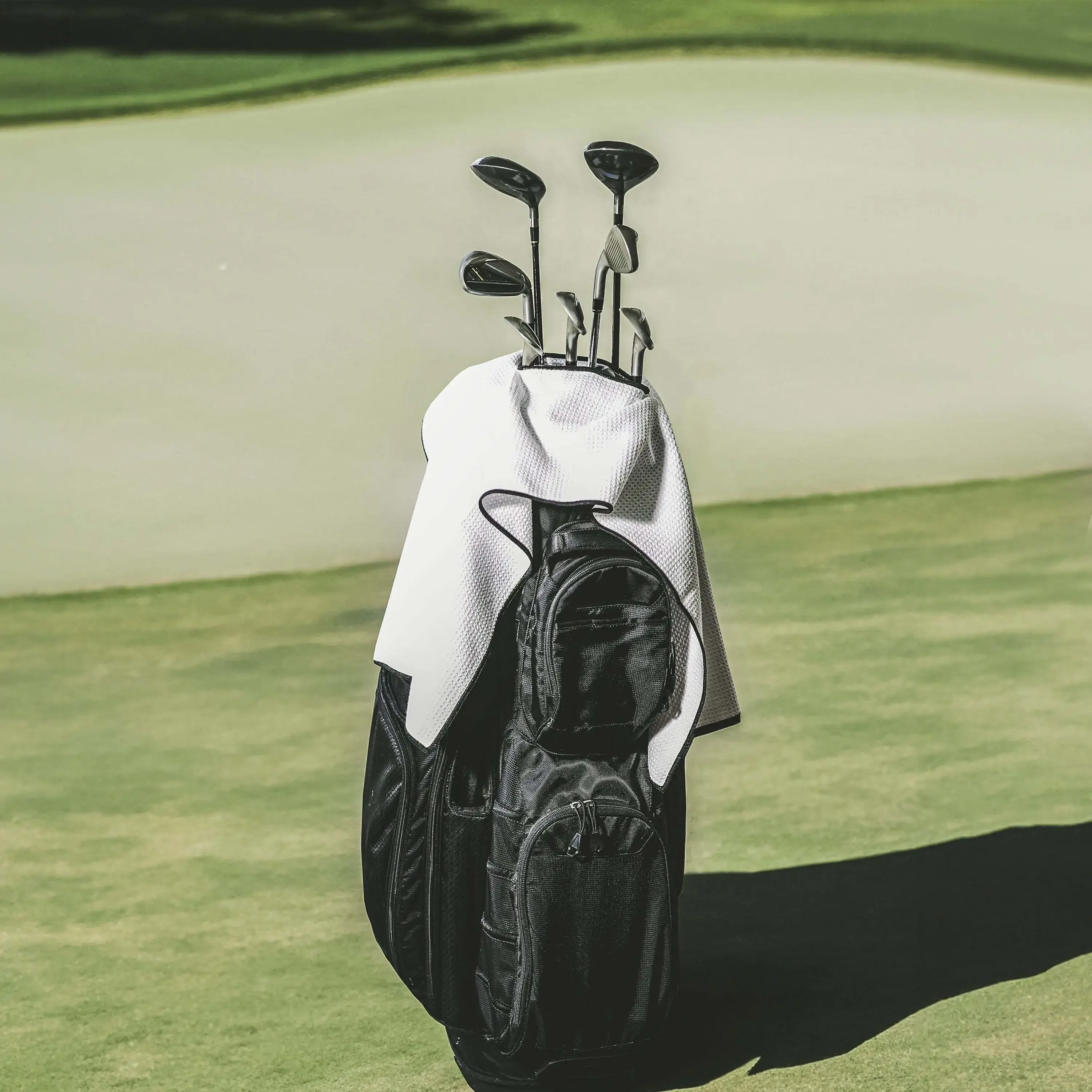 

Белое полотенце для гольфа из микрофибры 40 x 17 дюймов, сверхвпитывающее полотенце для клюшки и лица для сумки для гольфа и полоса.