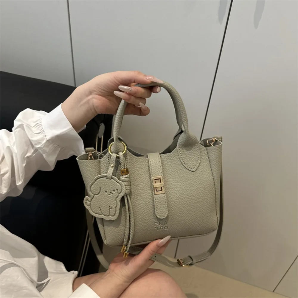 

Leisure Chic Slant Cross Bucket Bag Lychee Pattern Puppy Pendant Women's Tote Bag Luxury High-End Commuting Handbag Ladies