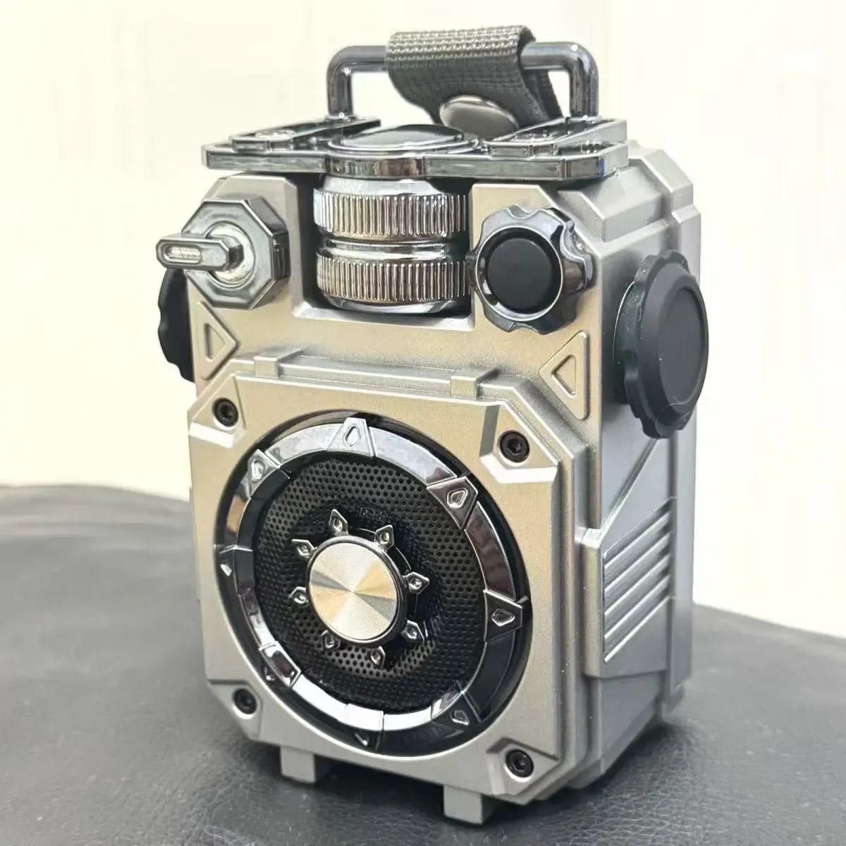 Altoparlante Bluetooth Mecha vintage Audio esterno per auto portatile con bassi impermeabili