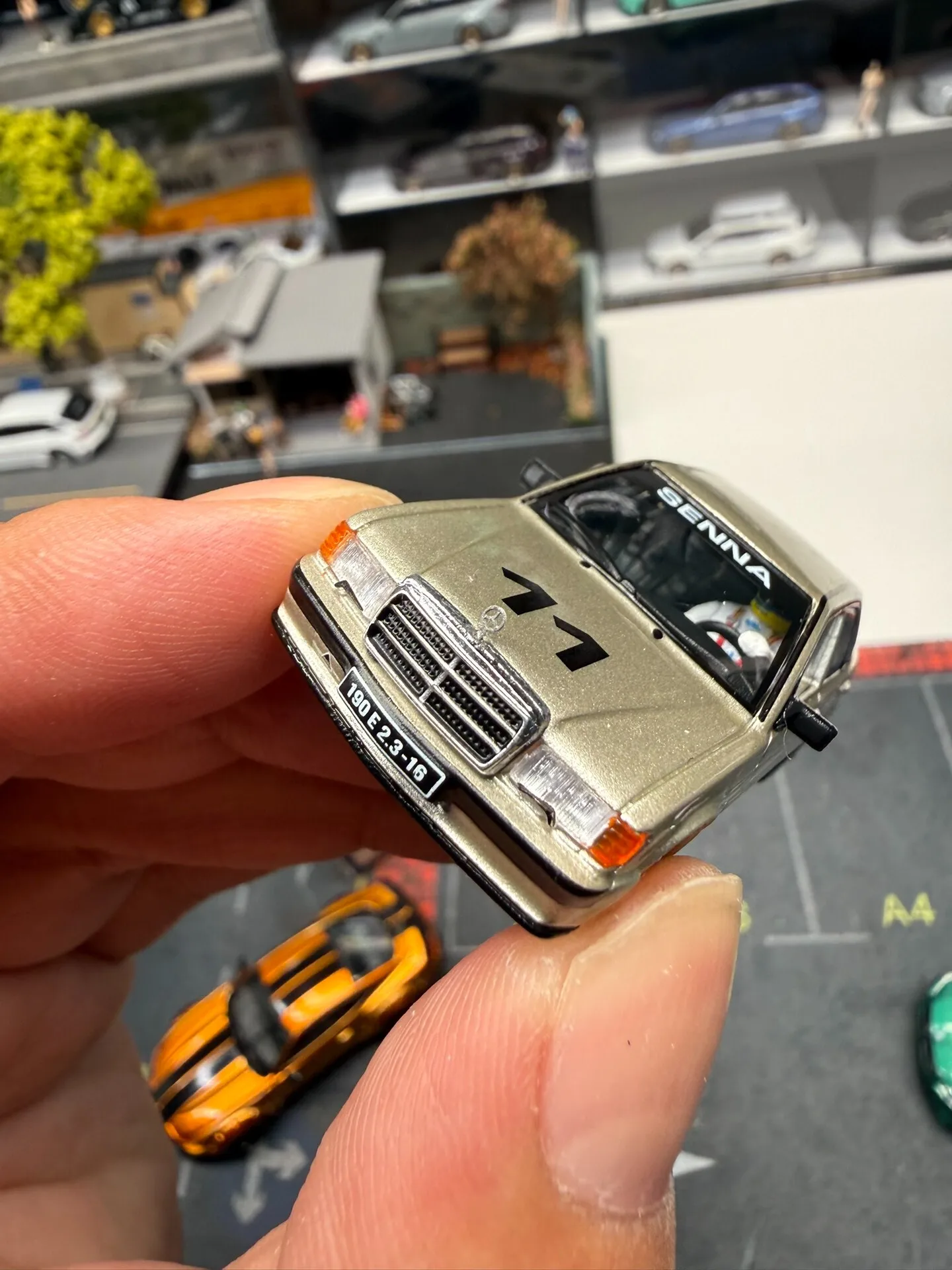 modele-de-voiture-en-alliage-diecast-minigt-a-l'echelle-1-64-benz-190e-23-16-ayrton-senna-1984