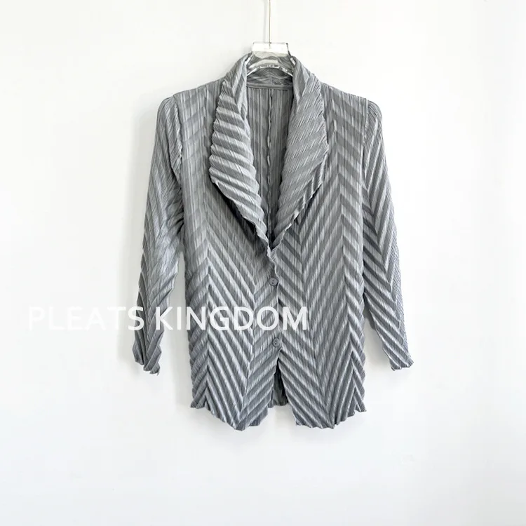 Miyake Plissierte Einfarbige Herbst-Damenjacke, Schlanke Urbane Blazer für Pendler, Herbst 2024 Neu – Detail 8