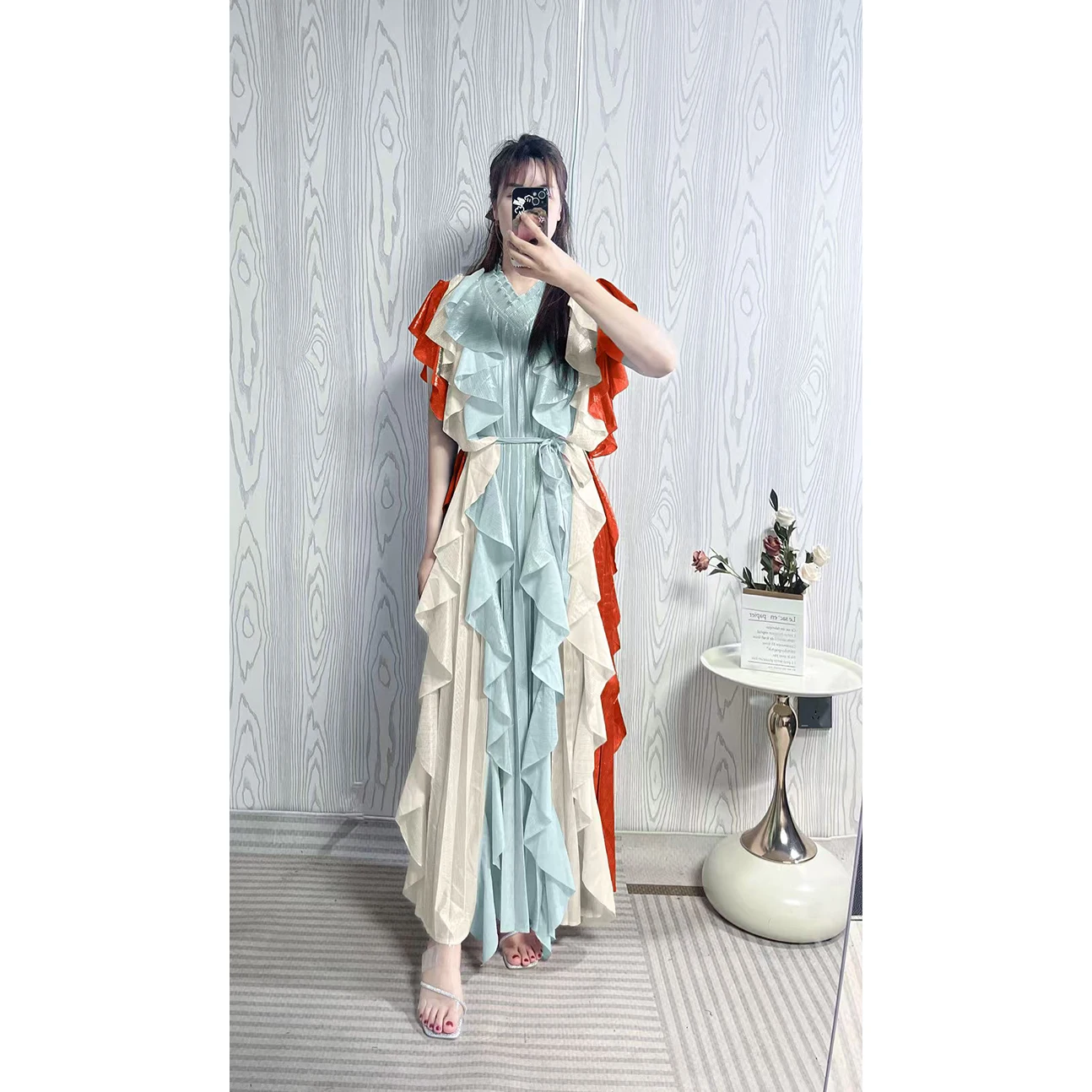 

Женское платье Ele Long Dr с высокой талией, украшенное кружевом, сложной вышивкой, золотыми пуговицами из дерева.