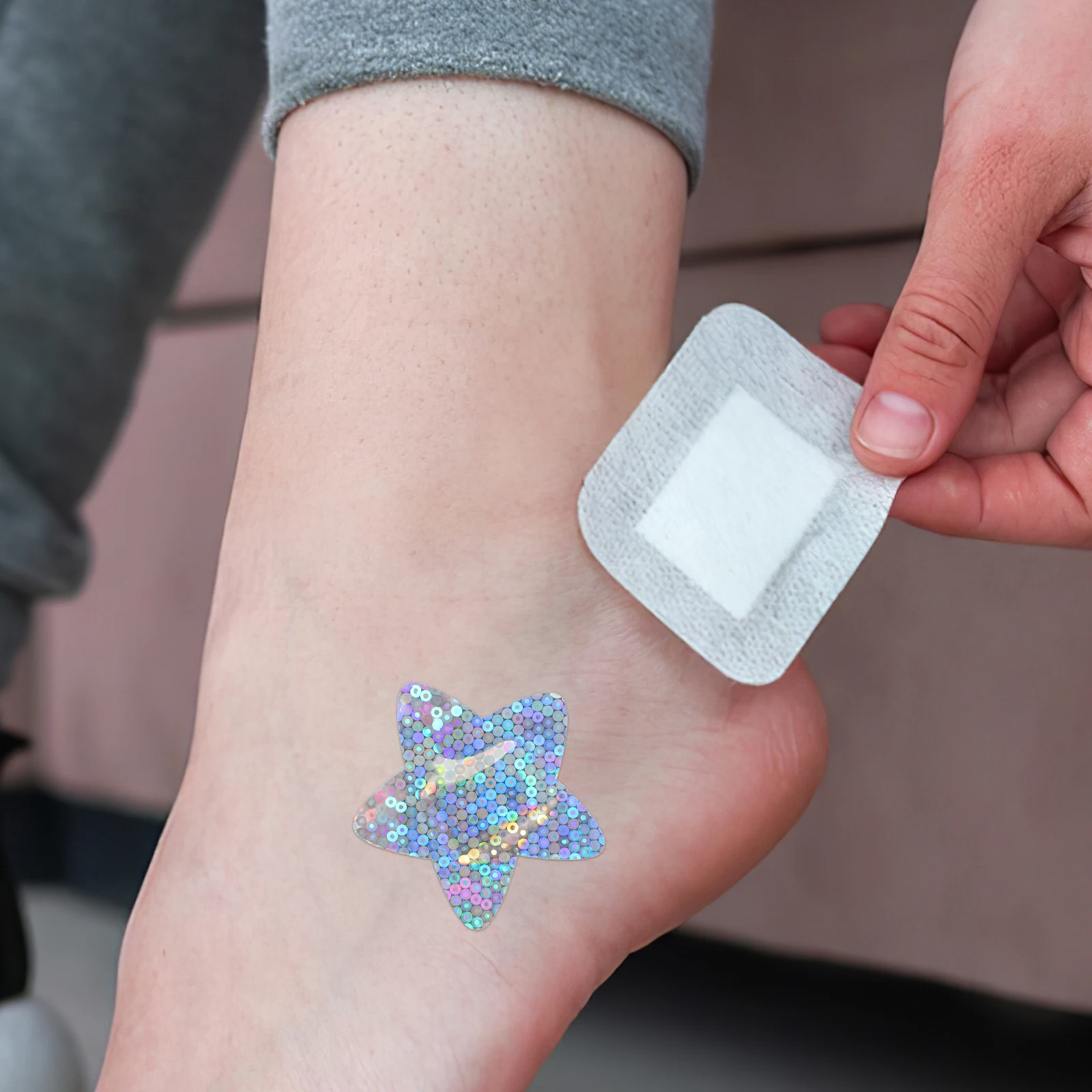 

50pcs Star Shaped Bandages Glitter Wound Care Adhesive Breathing First Aid Travel Stickers 46x46mm Patch for All Ages