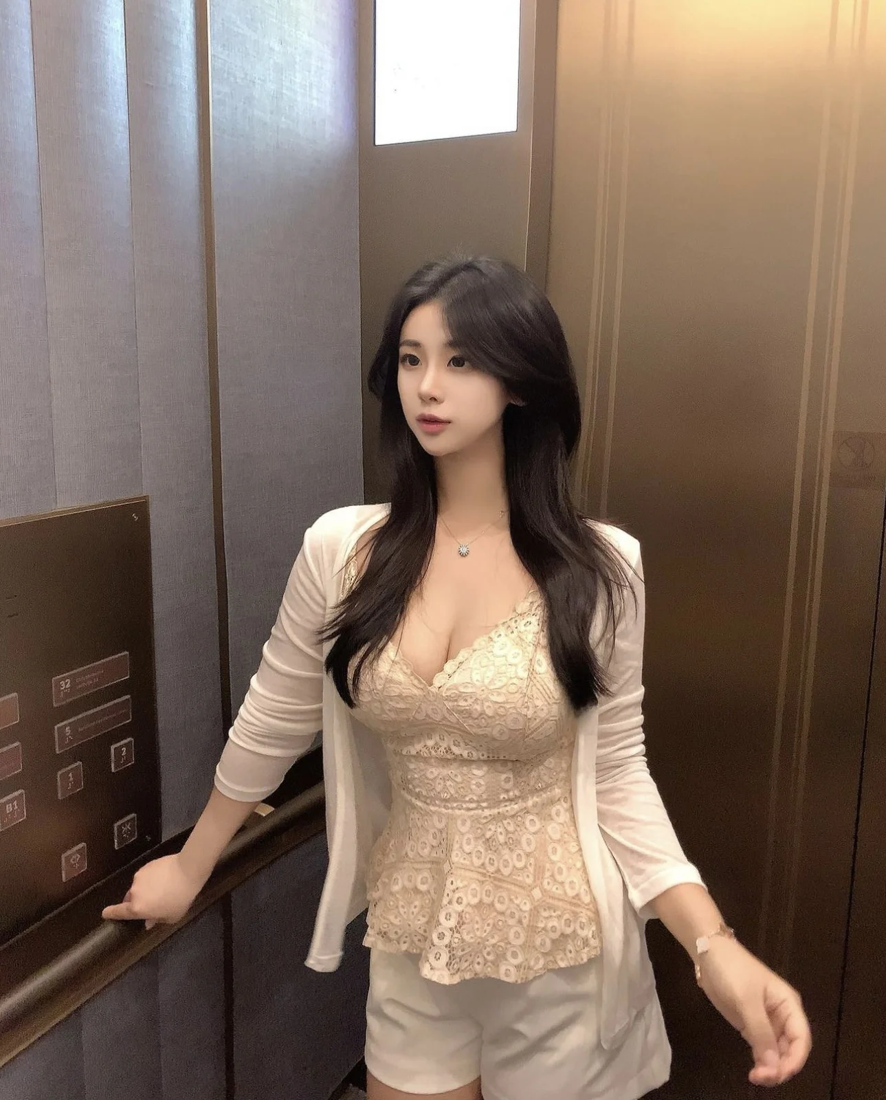 

Мягкий уютный кружевной вязаный свитер с белым лунным светом и ремешком, комплект из двух предметов, модный универсальный женский летний ансамбль