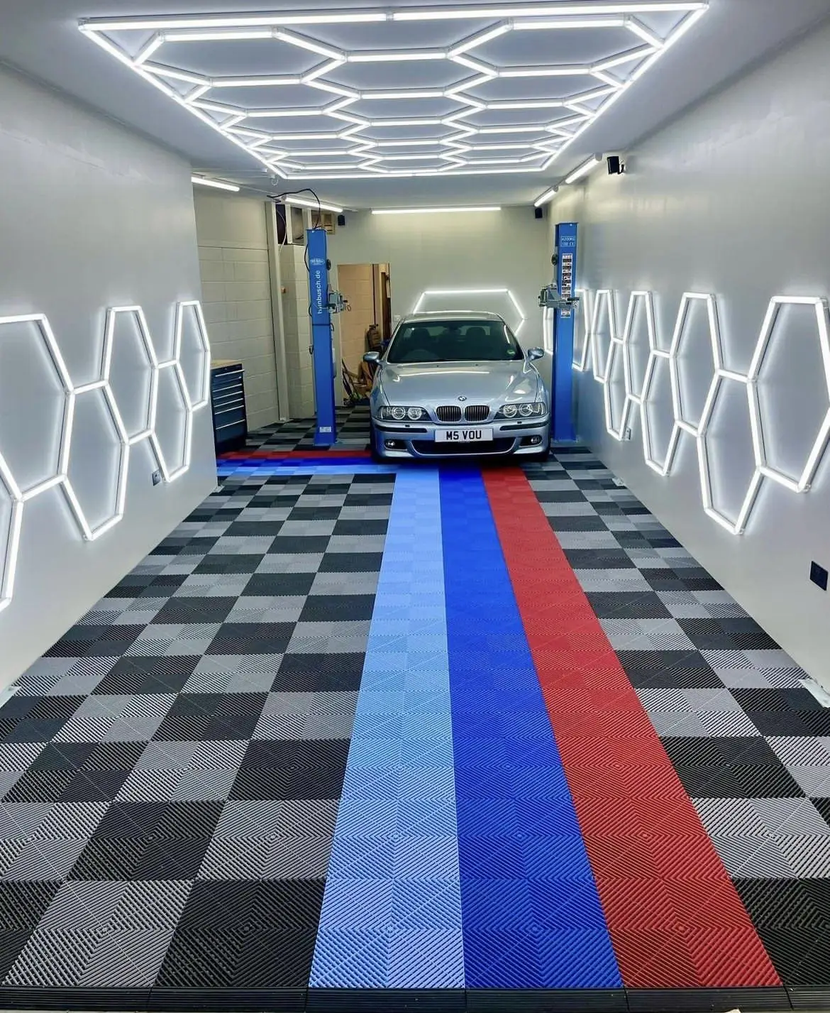 

Self-Draining Design Tile, Durable Copolymer Plastic Interlocking, Modular Garage Flooring Tiles