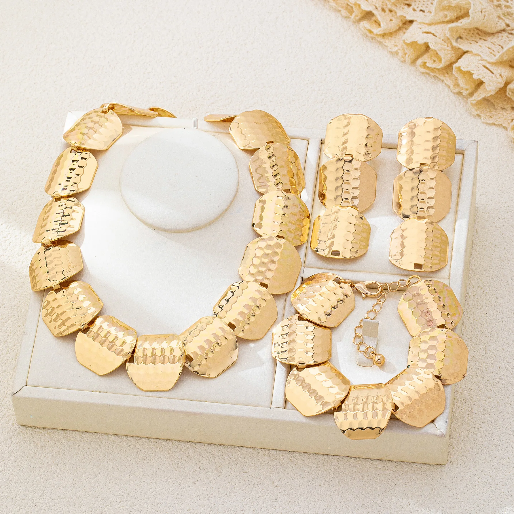 

Набор украшений из текстурированного металла с геометрическим узором: колье-чокер, браслет и серьги для повседневной носки и праздничных мероприятий, модный подарок для женщин.