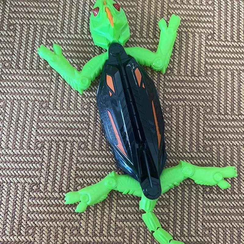 RC Toy Remote Control Wall Climbing Gecko Cockroach Toy Prank Toy Scary Toys RC Climbs Glass & Smooth Walls Halloween Toys