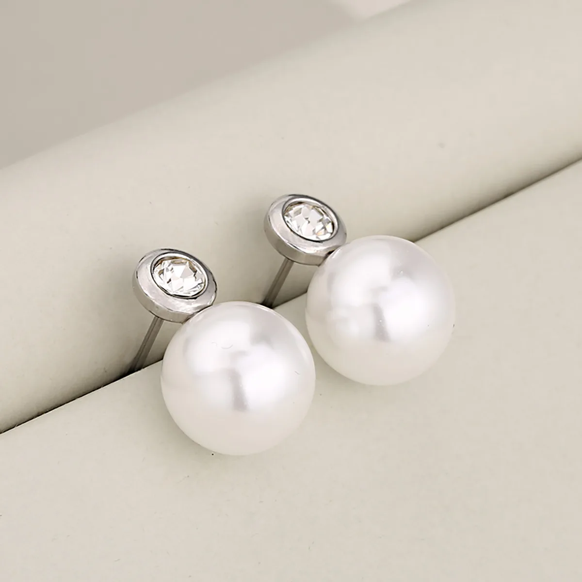 Premium Texture Light Luxury Metal Texture Palace Style Oval Pearl Stainless Steel Earrings for Women, Commute First Choice