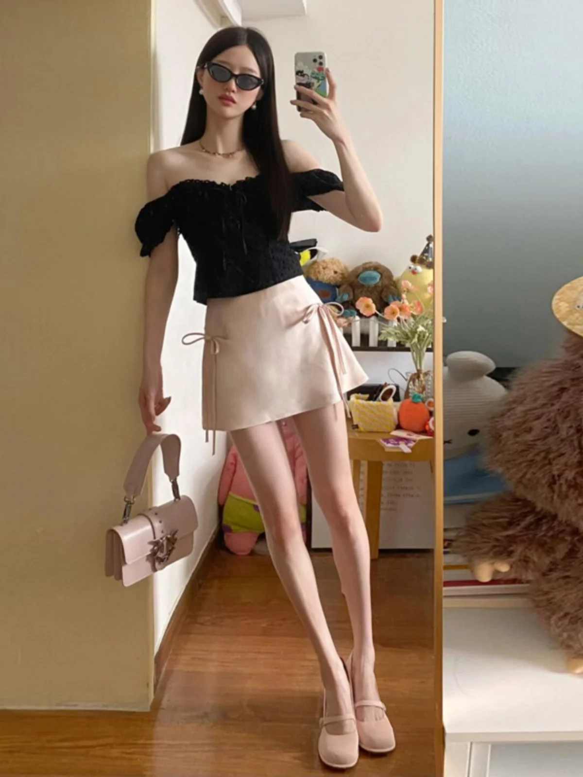 

Комплект Pure Desire: Сексуальный топ на одно плечо и короткая юбка. Летний трендовый костюм из двух предметов. Удобный хлопковый комплект с V-образным вырезом.