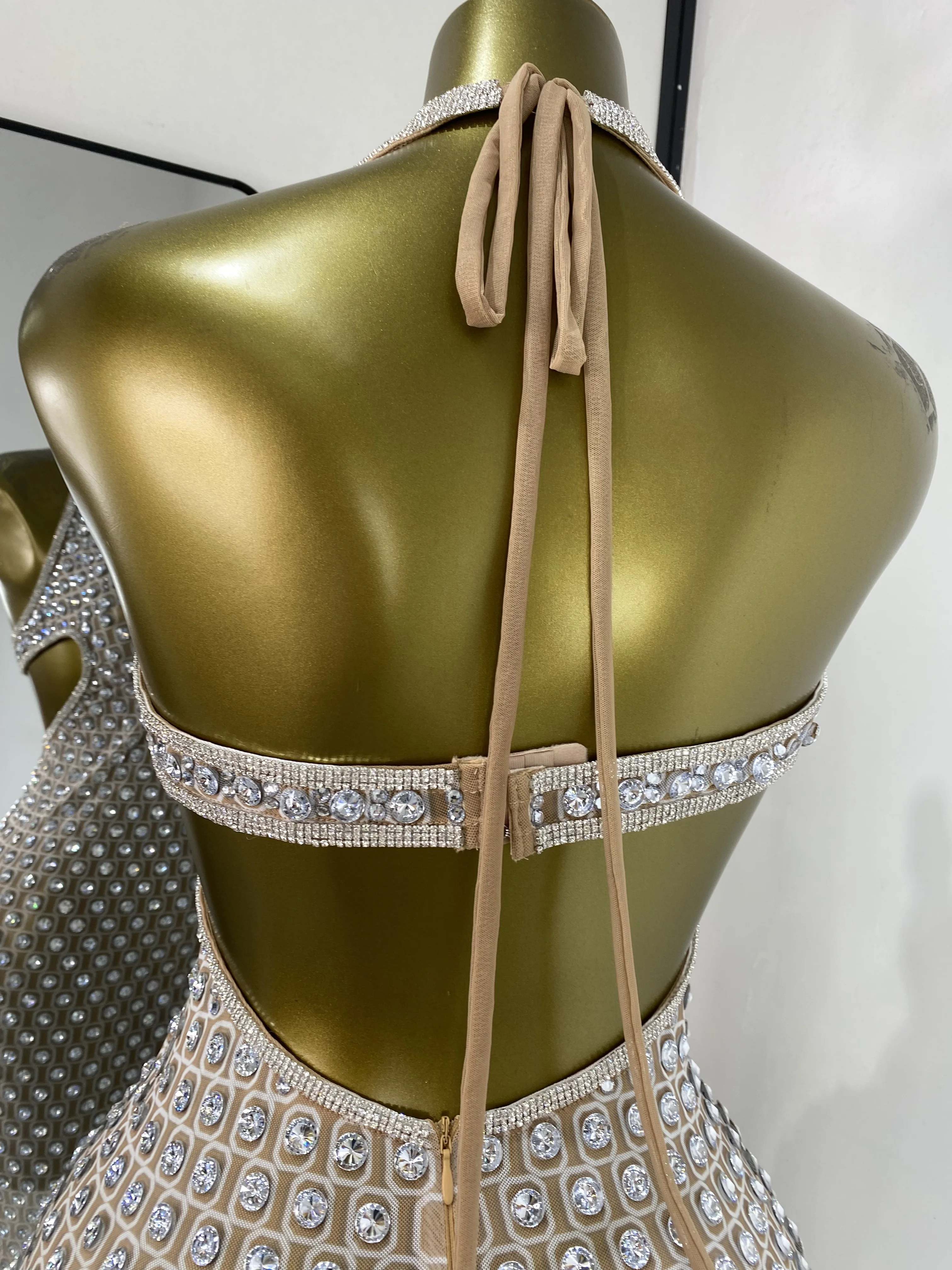 Mujeres brillantes diamantes de imitación Halter cuello en V recortado Maxi largo pasarela celebridad fiesta de noche vestido de cumpleaños trajes de escenario fotografía