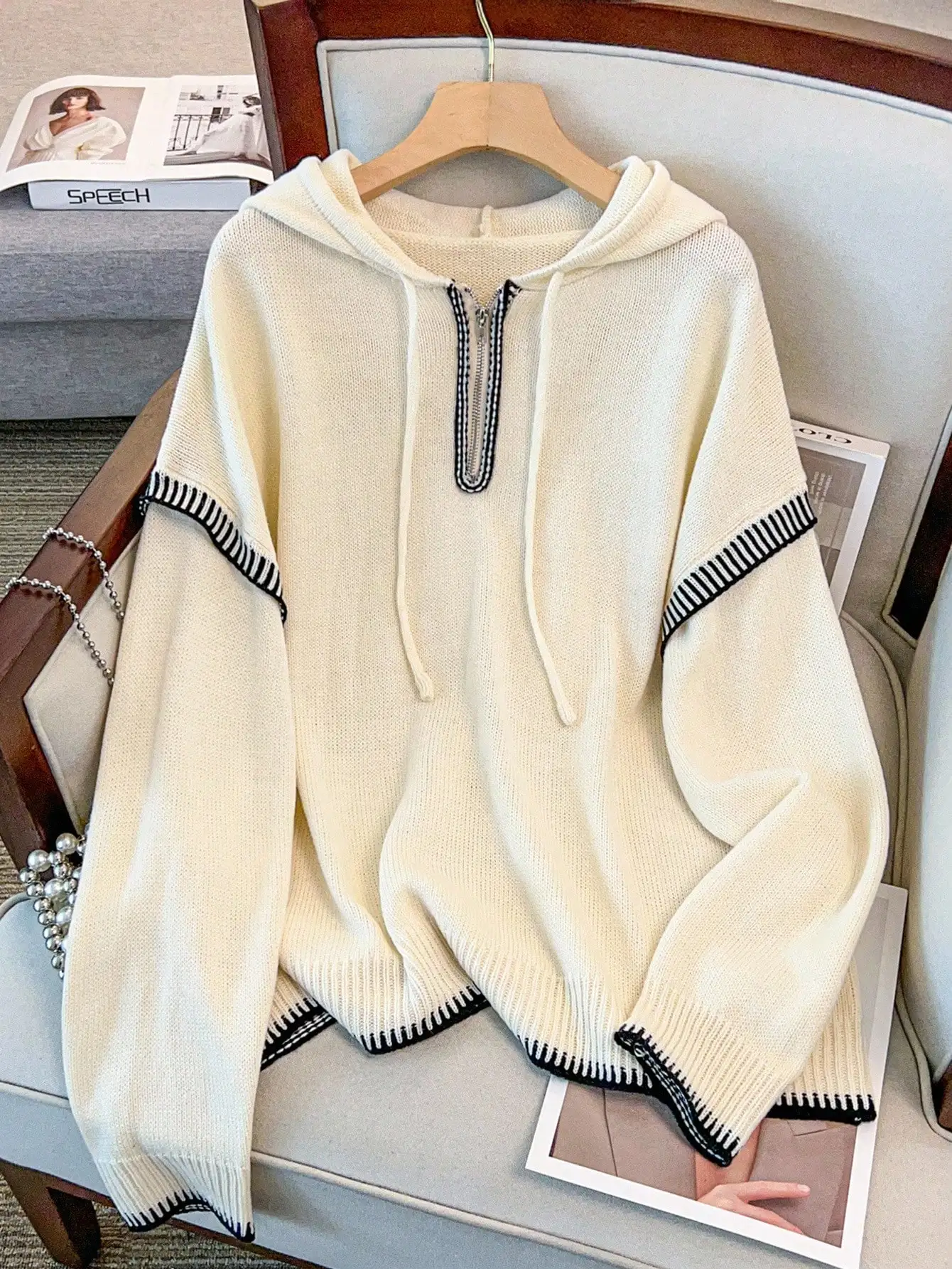 

Женская вязаная кофта оверсайз с капюшоном, контрастной отделкой и молнией до середины груди