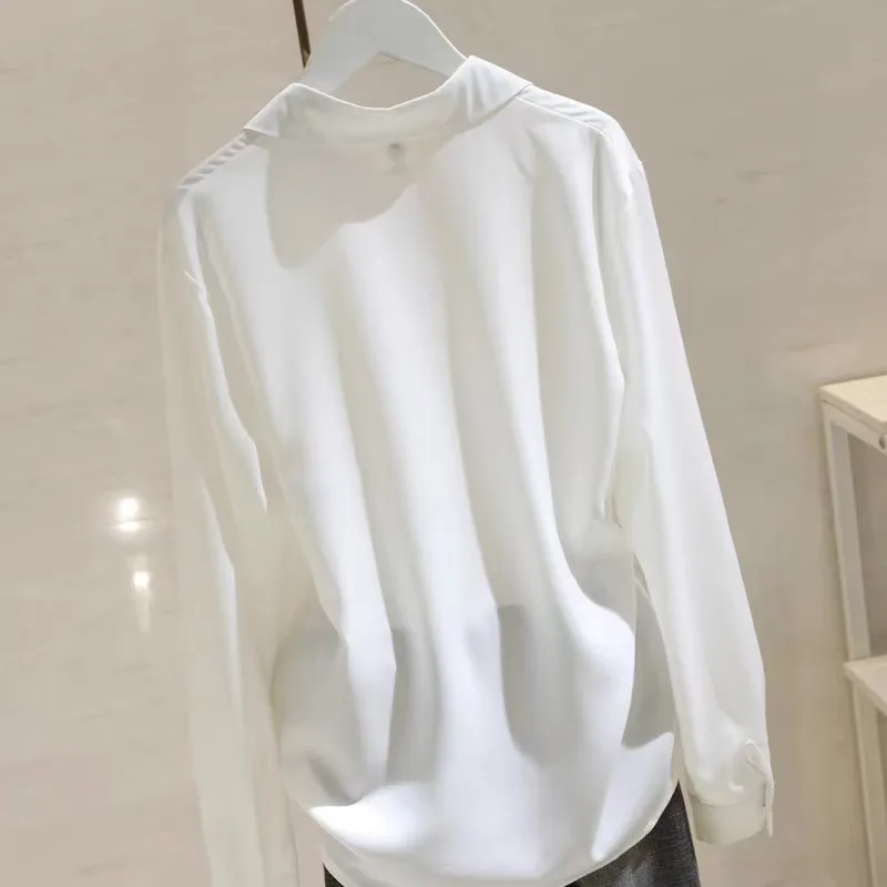 เสื้อเชิ้ตผู้หญิงสไตล์ใหม่สำหรับฤดูใบไม้ร่วง สีขาวเรียบง่าย คอวี แขนยาว เหมาะสำหรับใส่ทำงาน ดูสง่างาม  เสื้อผู้หญิงลำลอง ดีไซน์โดดเด่นไม่ซ้ำใคร