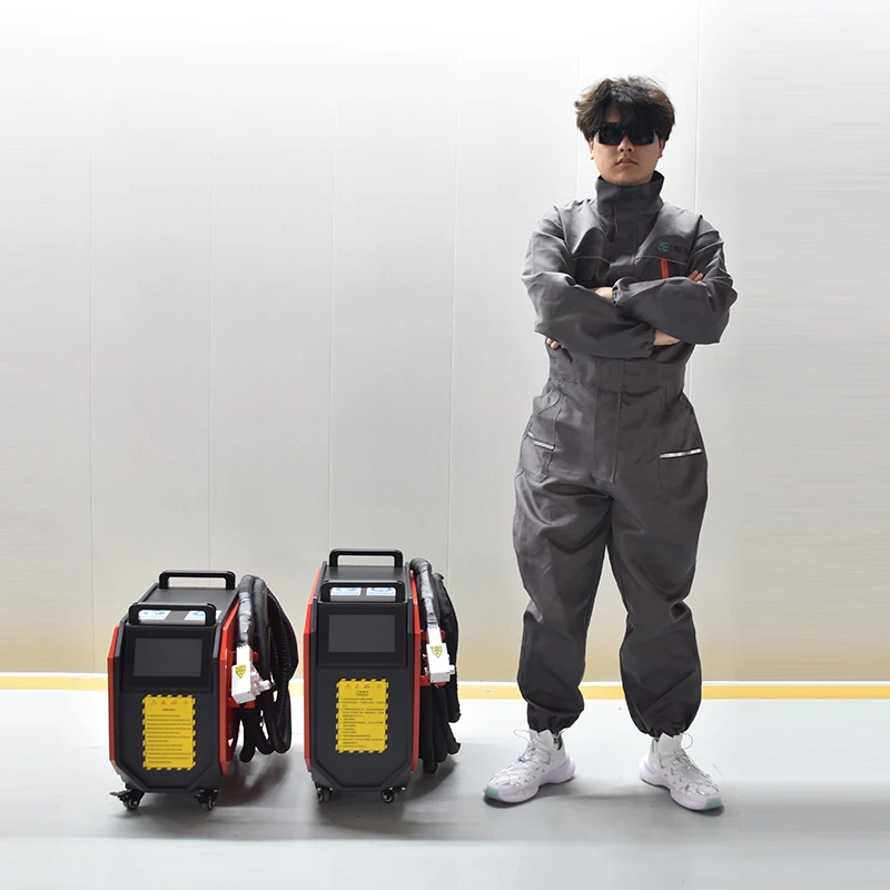 ماكينة تنظيف ألياف الليزر المحمولة بسعر منخفض 1000 وات 1500 وات لإزالة طلاء الصدأ للخشب المعدني