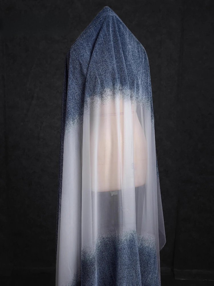 

Синяя градиентная джинсовая имитация шелковой ткани для креативной рубашки, верхняя одежда, высококачественный дизайн одежды, ткань для шитья своими руками по дворам