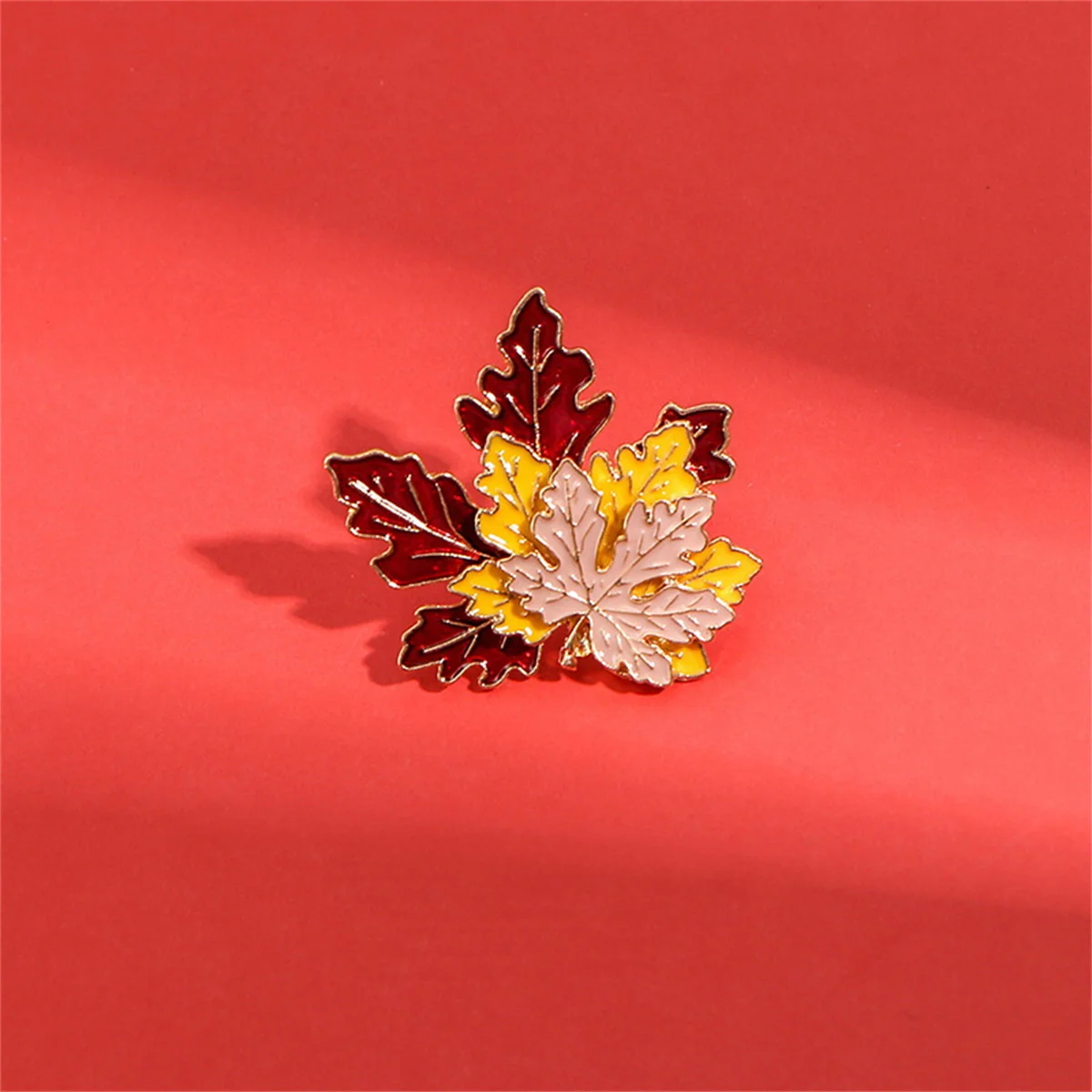 Rinhoo Vintage Colorful Enamel Maple Leaf Brooches Pins For Women Fashion Metal Leaves Backpack Badge Plant Corsage Jewelry Gift