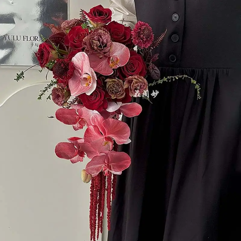 

Премиальный букет из роз, готовый к использованию, создающий атмосферу, практичный свадебный подарок для подруг и друзей.