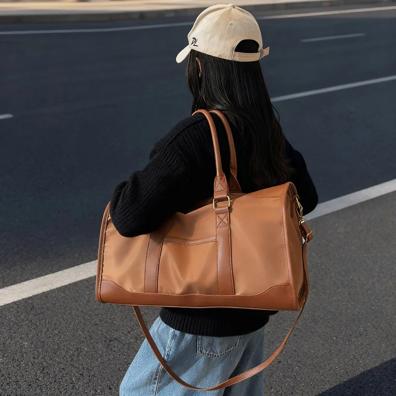 

Elegant Leather Travel Bag – Adjustable, Large Capacity Weekend Bags with Zipper Closure and Durable Leather Straps Bolsa mujer