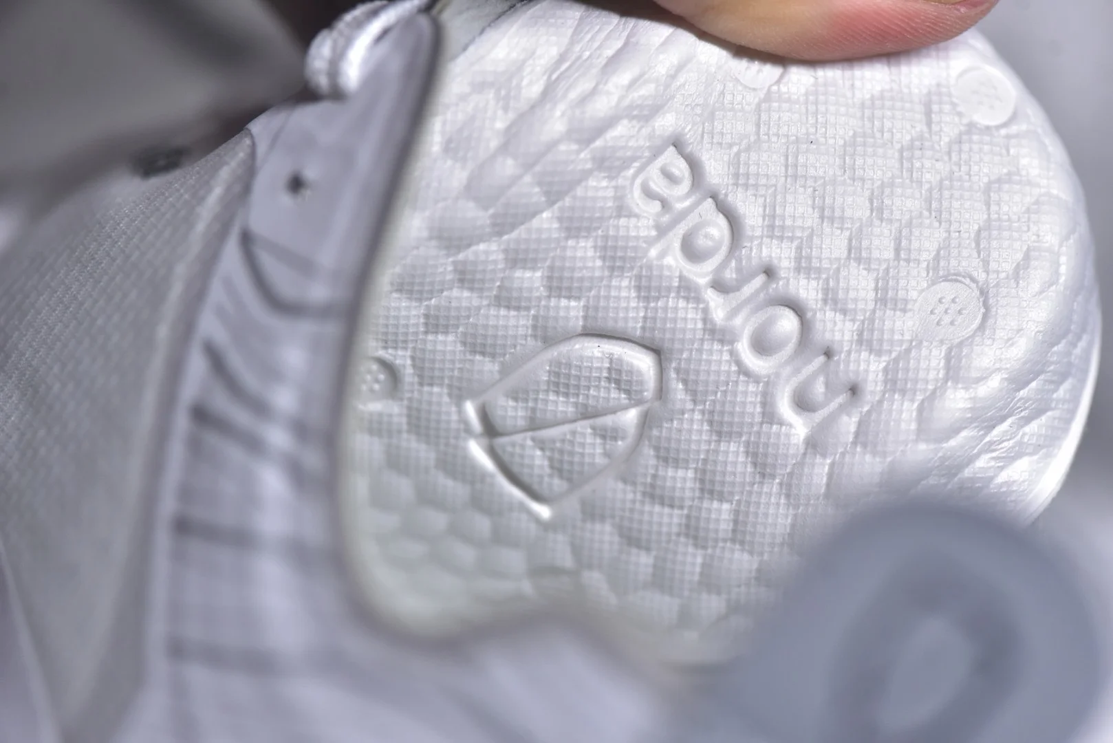 รองเท้าวิ่งระบายอากาศสำหรับผู้ชายรุ่นใหม่ปี 2025 รองเท้ากีฬากลางแจ้งน้ำหนักเบา รองเท้าฝึกซ้อมสำหรับผู้หญิงที่ใส่สบาย